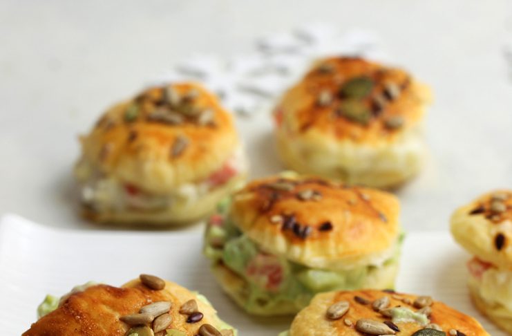 Buns ripieni di insalata russa all’avocado