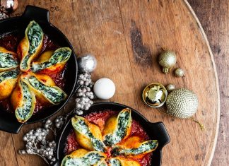 Conchiglioni ricotta e spinaci in salsa rossa Conchiglioni ricotta e spinaci in salsa rossa