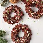 Piccole ghirlande di cornflakes e cioccolato fondente