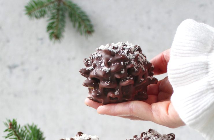 pigne-mandorle Pigne di cioccolato ai ceci con nocciole e mandorle