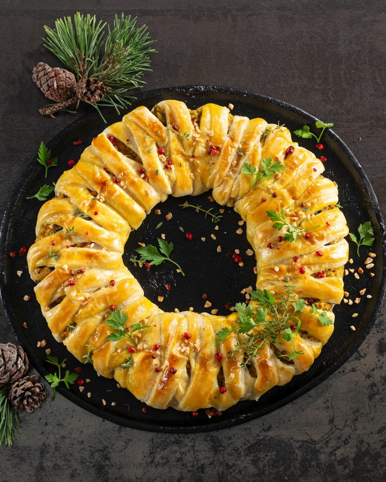 Sfoglia intrecciata con ripieno di ceci, olive e nocciole