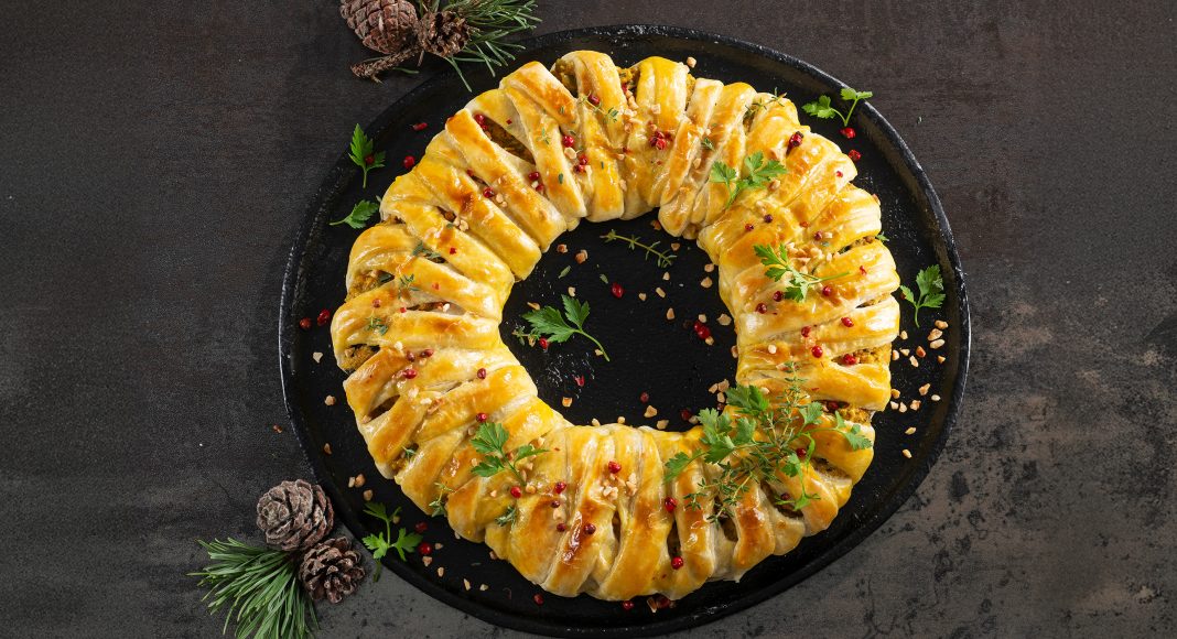 Sfoglia intrecciata con ripieno di ceci, olive e nocciole