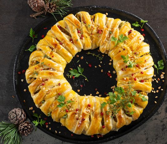 Sfoglia intrecciata con ripieno di ceci, olive e nocciole