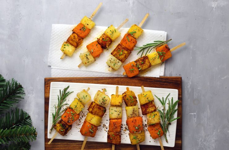 spiedini-patate Spiedini di patate colorate in padella