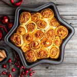 Stella di sfoglia natalizia con scamorza e mandorle