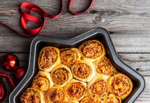 Stella di sfoglia natalizia con scamorza e mandorle