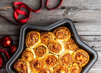 Stella di sfoglia natalizia con scamorza e mandorle