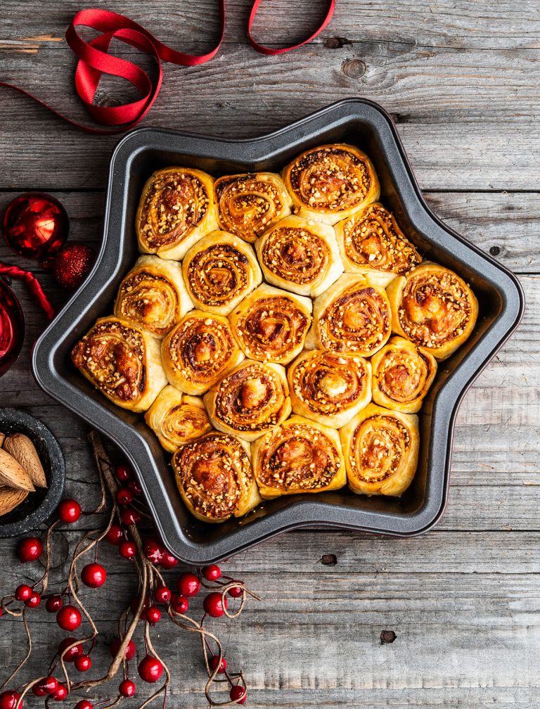 Stella di sfoglia natalizia con scamorza e mandorle