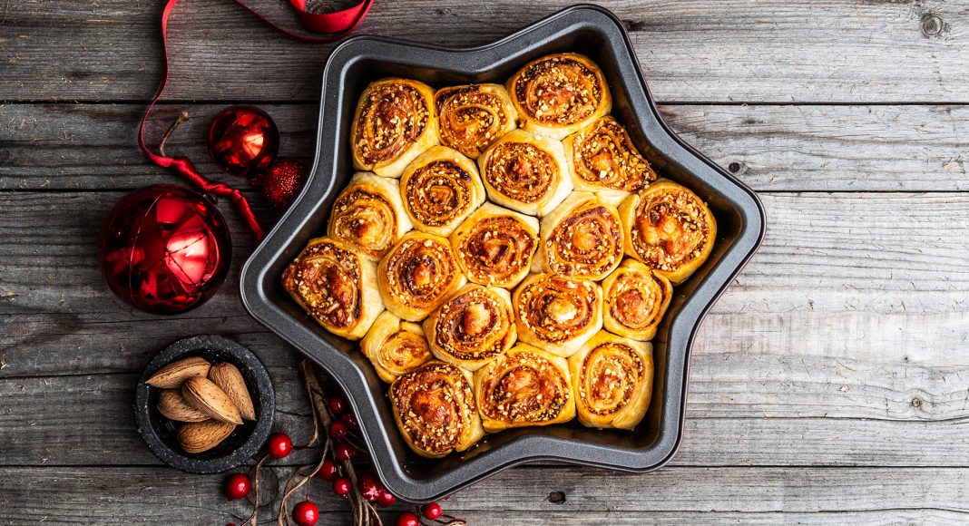 Stella di sfoglia natalizia con scamorza e mandorle