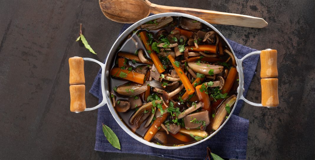 vegan-Bourguignon Bourguignon di funghi, carote e scalogni al vino rosso