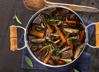 Benvenuti funghi! Idee e ricette per vivere davvero l’autunno Bourguignon di funghi, carote e scalogni al vino rosso