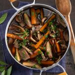 Bourguignon di funghi, carote e scalogni al vino rosso