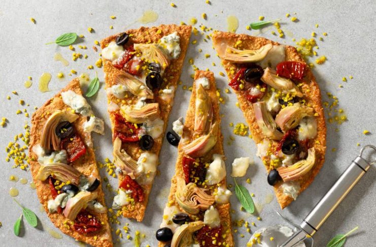 Pizza in crosta di quinoa e avena con carciofi e gorgonzola