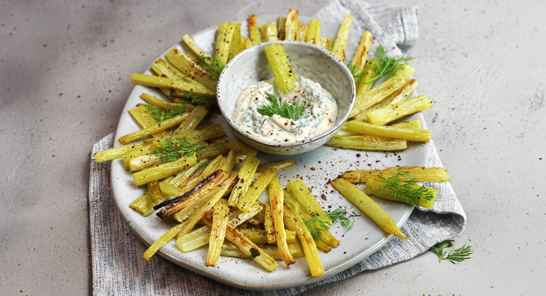 Chips di sedano verde con maionese di sedano rapa