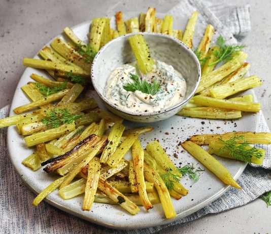 Chips di sedano verde con maionese di sedano rapa