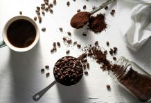 come usare i fondi caffè per pulizie
