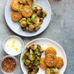 Crocchette di verdure con cavolini piccanti arrosto