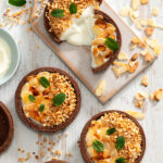 Crostatine al cacao con crema bianca e mandorle tostate