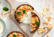 Crostatine al cacao con crema bianca e mandorle tostate