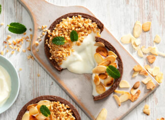 Crostatine al cacao con crema bianca e mandorle tostate