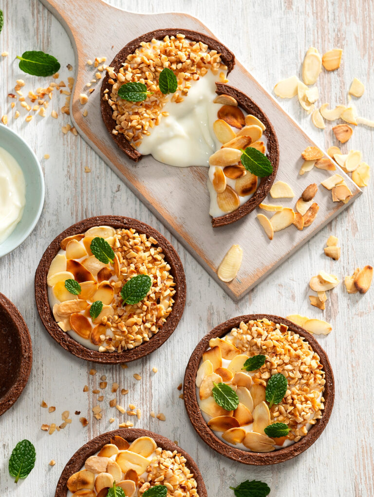 Crostatine al cacao con crema bianca e mandorle tostate