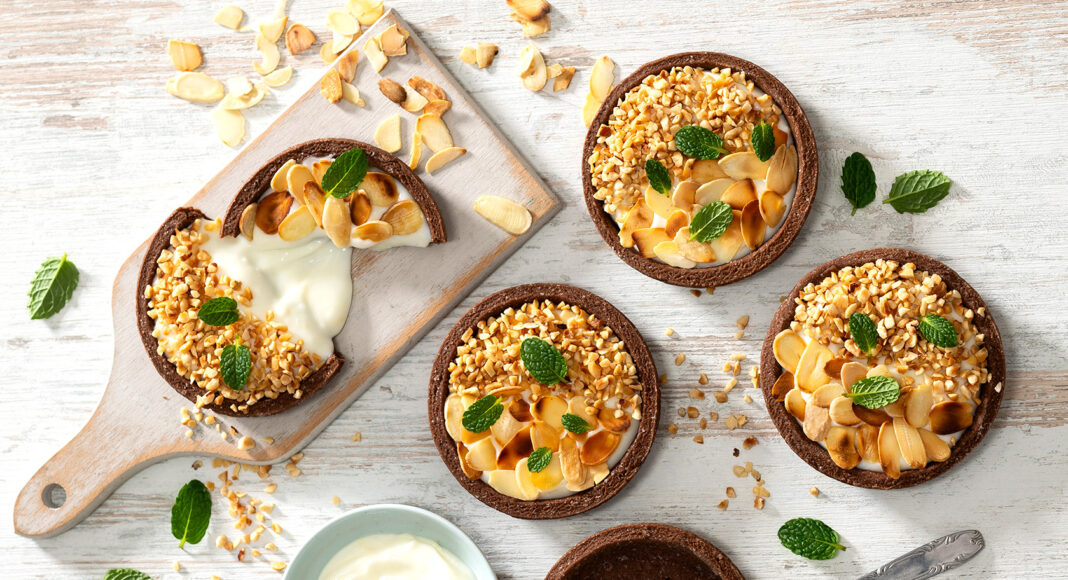 Crostatine al cacao con crema bianca e mandorle tostate