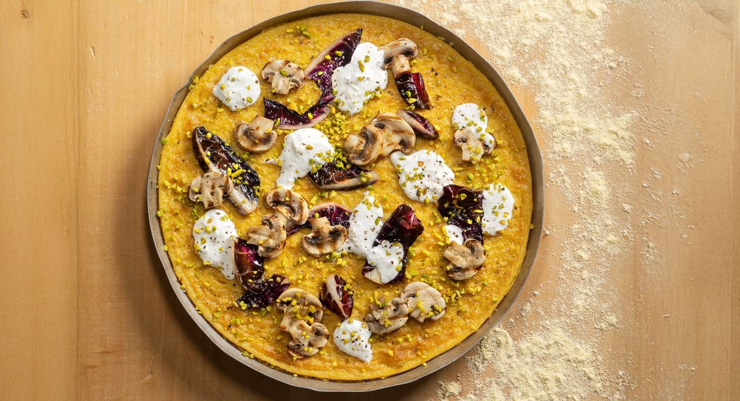 Farinata con stracciatella, radicchio e funghi alla piastra