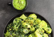 Insalata di patate, cavolo e rucola con dressing di cavolo nero