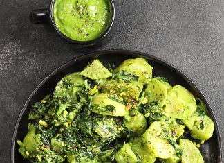 Insalata di patate, cavolo e rucola con dressing di cavolo nero
