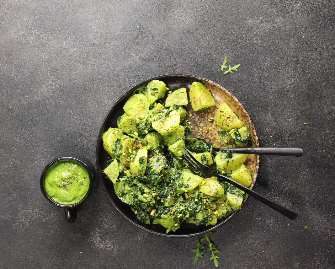 Insalata di patate, cavolo e rucola con dressing di cavolo nero