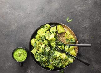 Insalata di patate, cavolo e rucola con dressing di cavolo nero