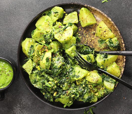 Insalata di patate, cavolo e rucola con dressing di cavolo nero