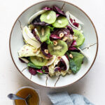 Insalata di radicchio al miso con kiwi e nocciole