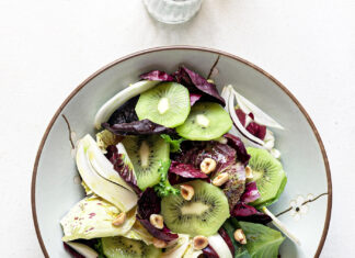 Insalata di radicchio al miso con kiwi e nocciole