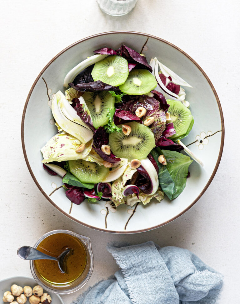 Insalata di radicchio al miso con kiwi e nocciole