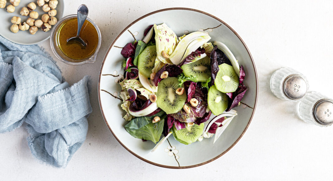 Insalata di radicchio al miso con kiwi e nocciole
