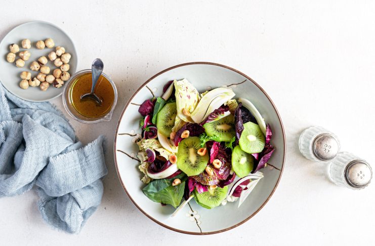 Insalata di radicchio al miso con kiwi e nocciole
