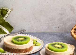 Mini cheesecake di anacardi e datteri ai kiwi