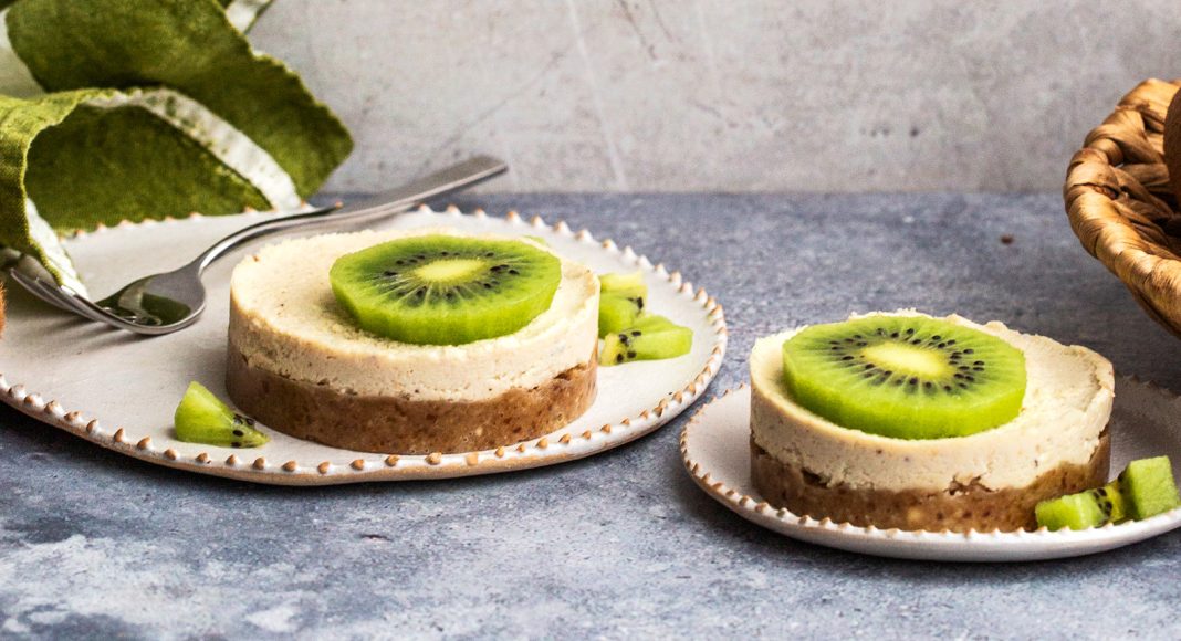 Mini cheesecake di anacardi e datteri ai kiwi