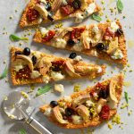 Pizza in crosta di quinoa e avena con carciofi e gorgonzola