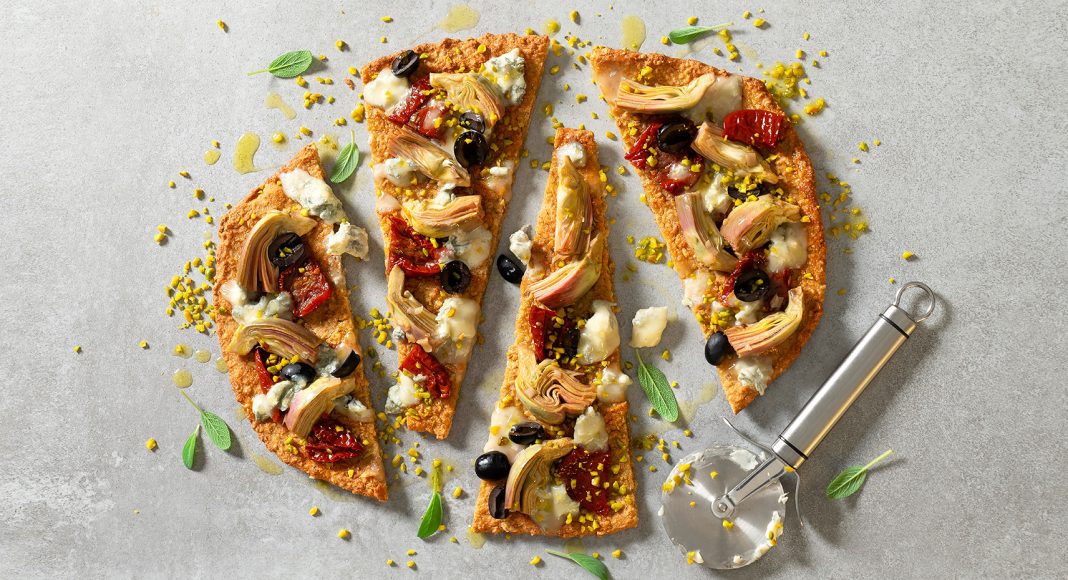 Pizza in crosta di quinoa e avena con carciofi e gorgonzola