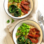 Poke mediterraneo con fave e cicoria piccante