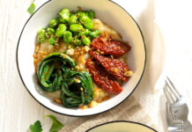 Poke mediterraneo con fave e cicoria piccante