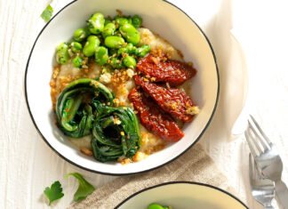 Poke mediterraneo con fave e cicoria piccante