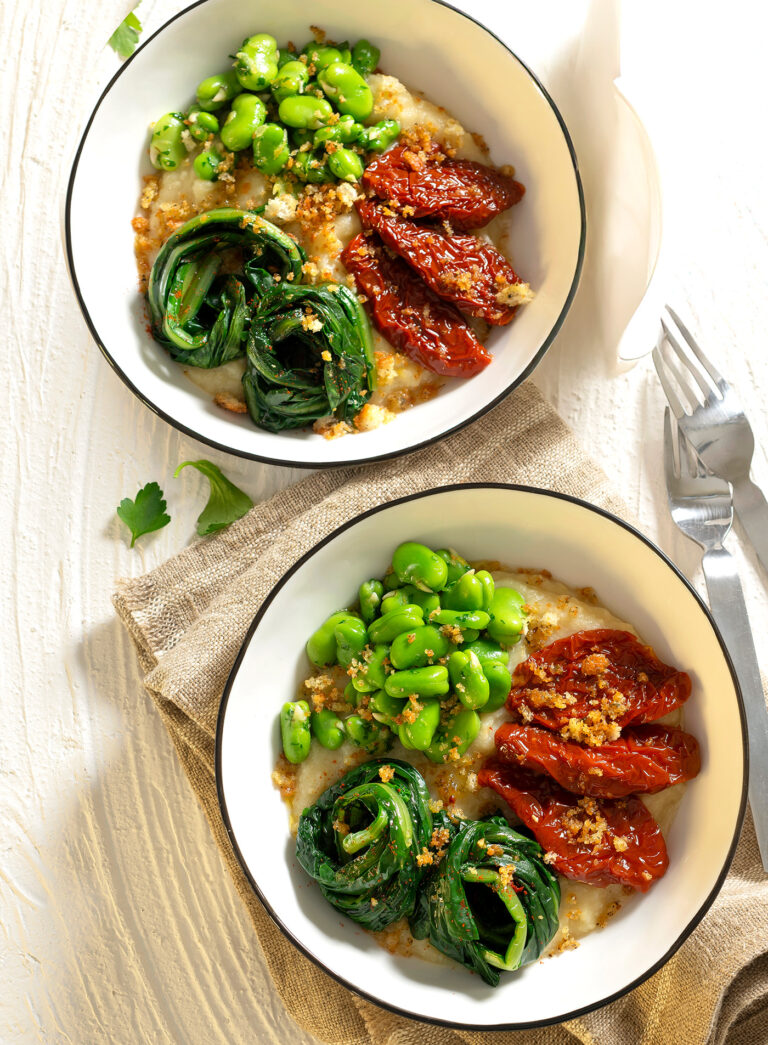 Poke mediterraneo con fave e cicoria piccante