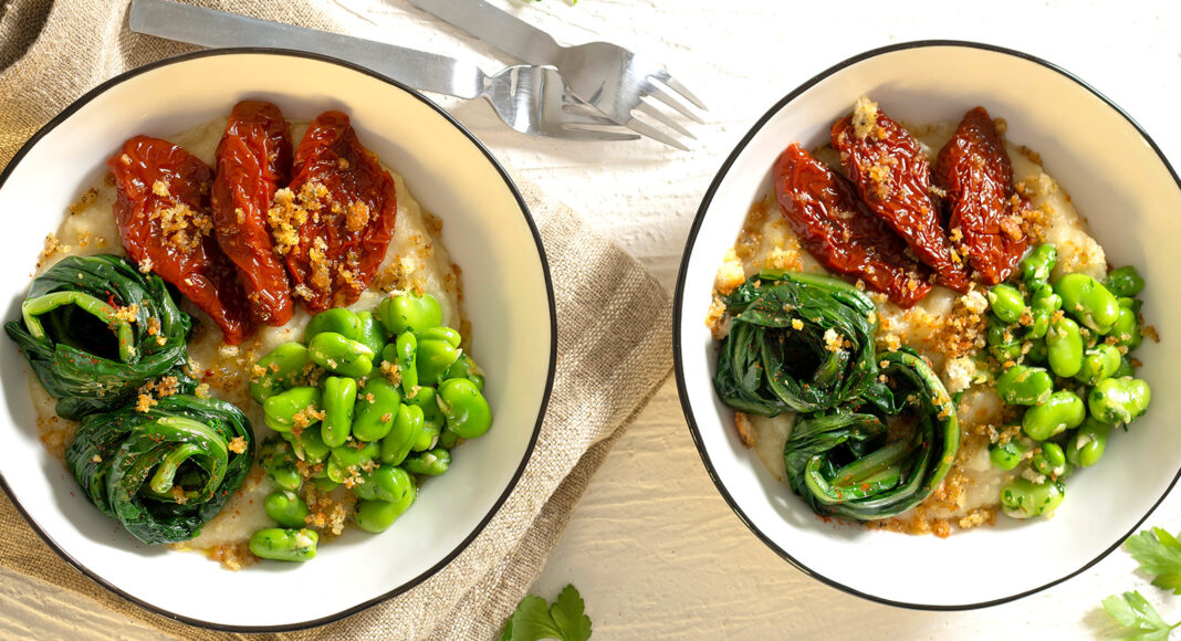 Poke mediterraneo con fave e cicoria piccante