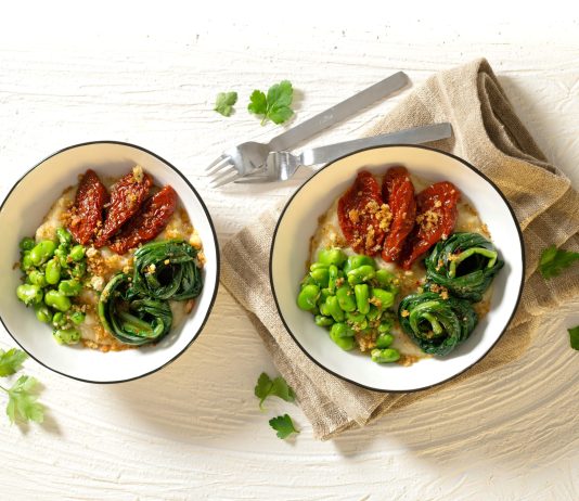 poke mediterraneo con fave e cicoria piccante