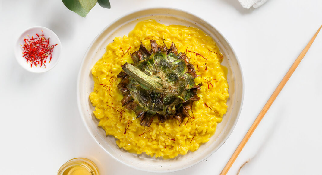 Risotto allo zafferano con carciofi alla giudia