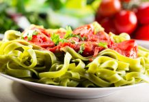 Tagliatelle verdi in salsa rossa