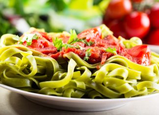 Tagliatelle verdi in salsa rossa